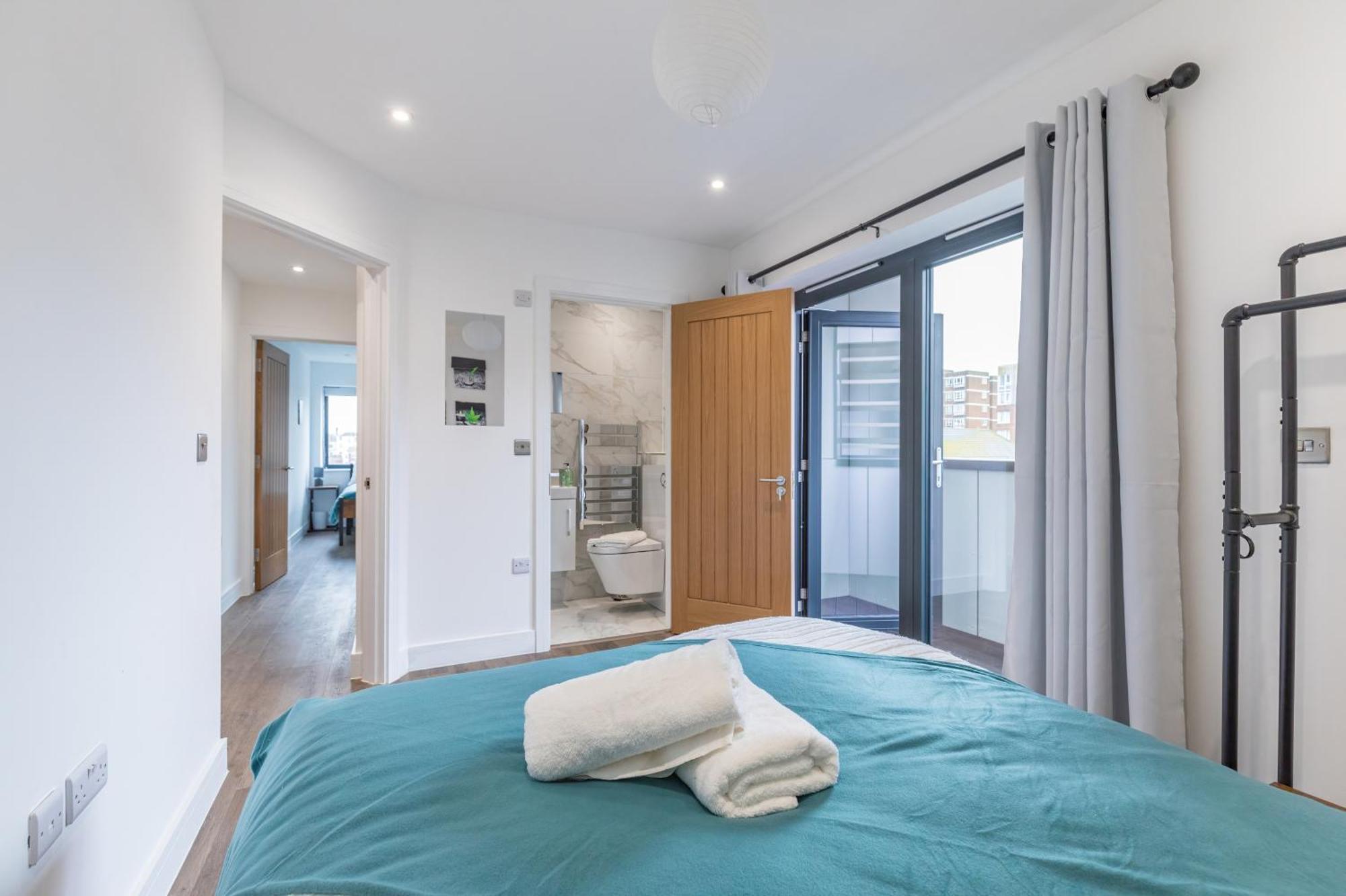 Central 2 Bed 2 Bath Apartment Near Brighton College, Beach, Hospital - Long Stay Offers Kültér fotó