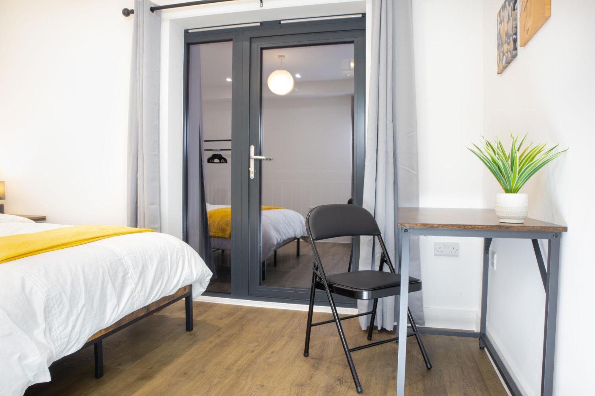 Central 2 Bed 2 Bath Apartment Near Brighton College, Beach, Hospital - Long Stay Offers Kültér fotó